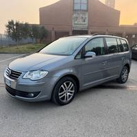 Volkswagen Touran 2.0 Highline Ecofuel 7 POSTI