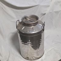Contenitore per olio alimentare in acciaio.
