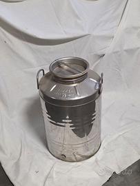 Contenitore per olio alimentare in acciaio.