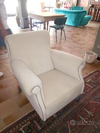 Poltrona design moderna in microfibra. restaurata