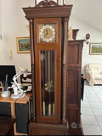 vari pezzi di arredamento vintage 