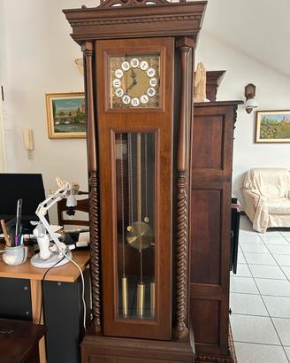 vari pezzi di arredamento vintage 