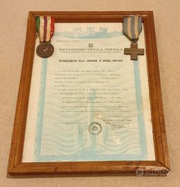 Attestato della Marina Militare con medaglie