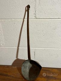 antico mestolo in rame