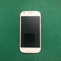 Samsung Galaxy Ace 4 con accessori