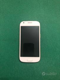 Samsung Galaxy Ace 4 con accessori