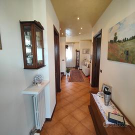 Porzione di schiera con giardino e garage