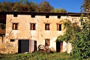 Rustico e terreni a Refrontolo (TV)