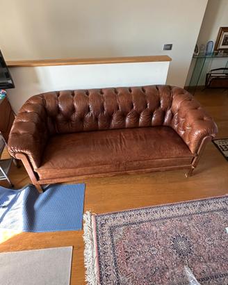 Divano Chesterfield in vera pelle color cuoio