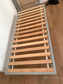 Letto singolo completo di materasso e cuscino