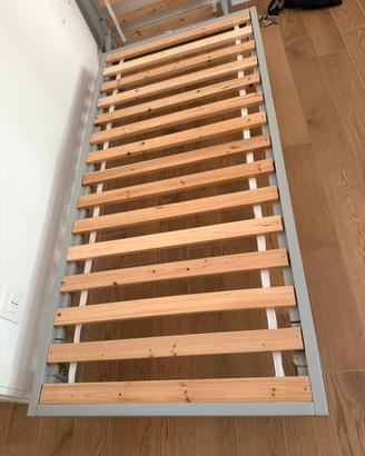 Letto singolo completo di materasso e cuscino