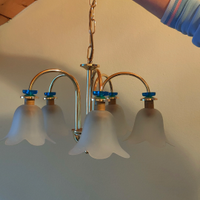 Lampadario a sospensione in vetro e abatjour