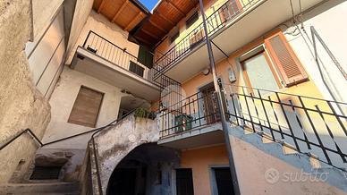 CASA SEMINDIPENDENTE A ESINE