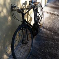 Bicicletta d'epoca con motore mosquito 