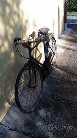 Bicicletta d'epoca con motore mosquito 