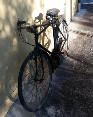 Bicicletta d'epoca con motore mosquito 