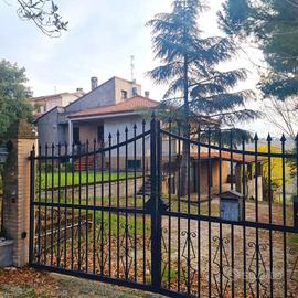 Villa di 380 m² con più di 5 locali e box auto a A