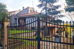 Villa di 380 m² con più di 5 locali e box auto a A