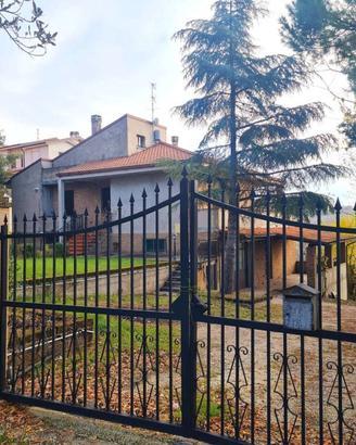 Villa di 380 m² con più di 5 locali e box auto a A