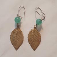 orecchini con foglie e pietra verde