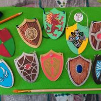 scudi in legno dipinti a mano