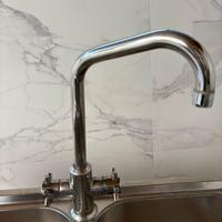 Lavello in acciaio doppia vasca con rubinetto