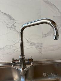 Lavello in acciaio doppia vasca con rubinetto