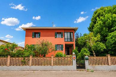 Villa di 330 m² con più di 5 locali a Cento