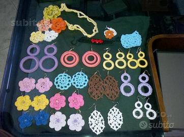 Orecchini collana e bracciali fatti all'uncinetto