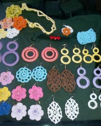 Orecchini collana e bracciali fatti all'uncinetto