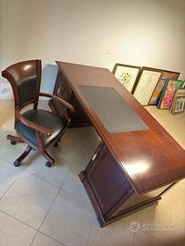 Scrivania in legno pregiato con sedia