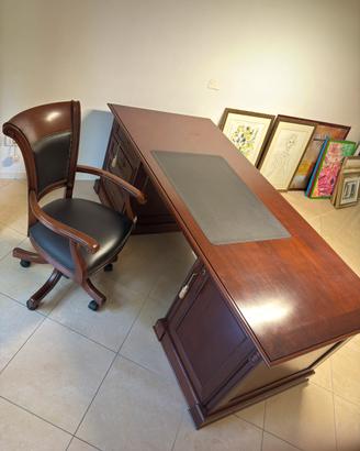Scrivania in legno pregiato con sedia