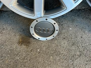 Cerchi in lega originali audio riportati a nuovo