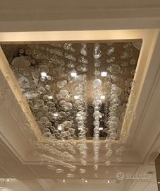 Lampadario con gocce in vetro sospese