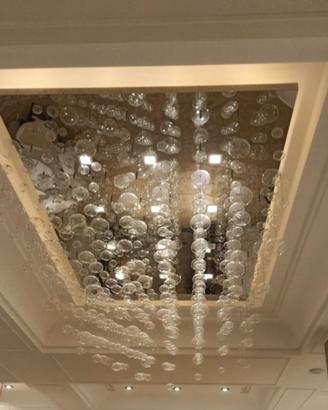 Lampadario con gocce in vetro sospese