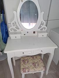 tavolo da trucco con sgabello