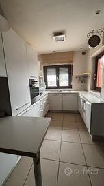 Cucina completa di elettrodomestici