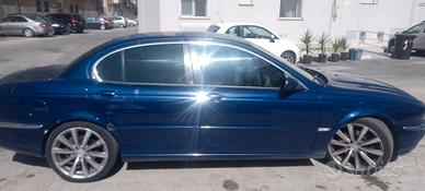 auto berlina Jaguar 