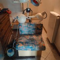 Poltrona con lampade per terapia