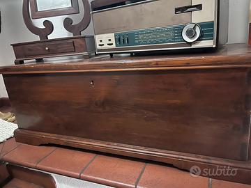 Sedia e cassapanca in legno