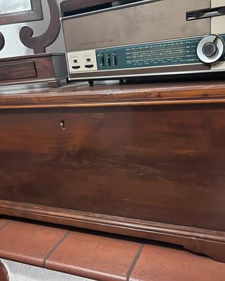 Sedia e cassapanca in legno
