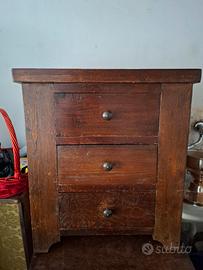 Comodino antico in legno