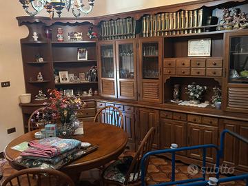 Soggiorno con tavolo allungabile e sedie