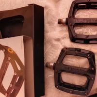 Dmr V12 magnesio pedali flat