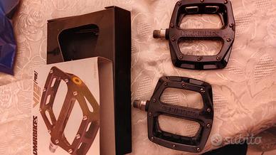 Dmr V12 magnesio pedali flat