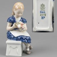Statuina Bing & Grøndahl (B&G) – Bambina che cuce