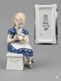 Statuina Bing & Grøndahl (B&G) – Bambina che cuce