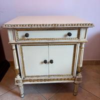 coppia di comodini in legno bianchi