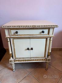 coppia di comodini in legno bianchi