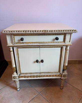 coppia di comodini in legno bianchi